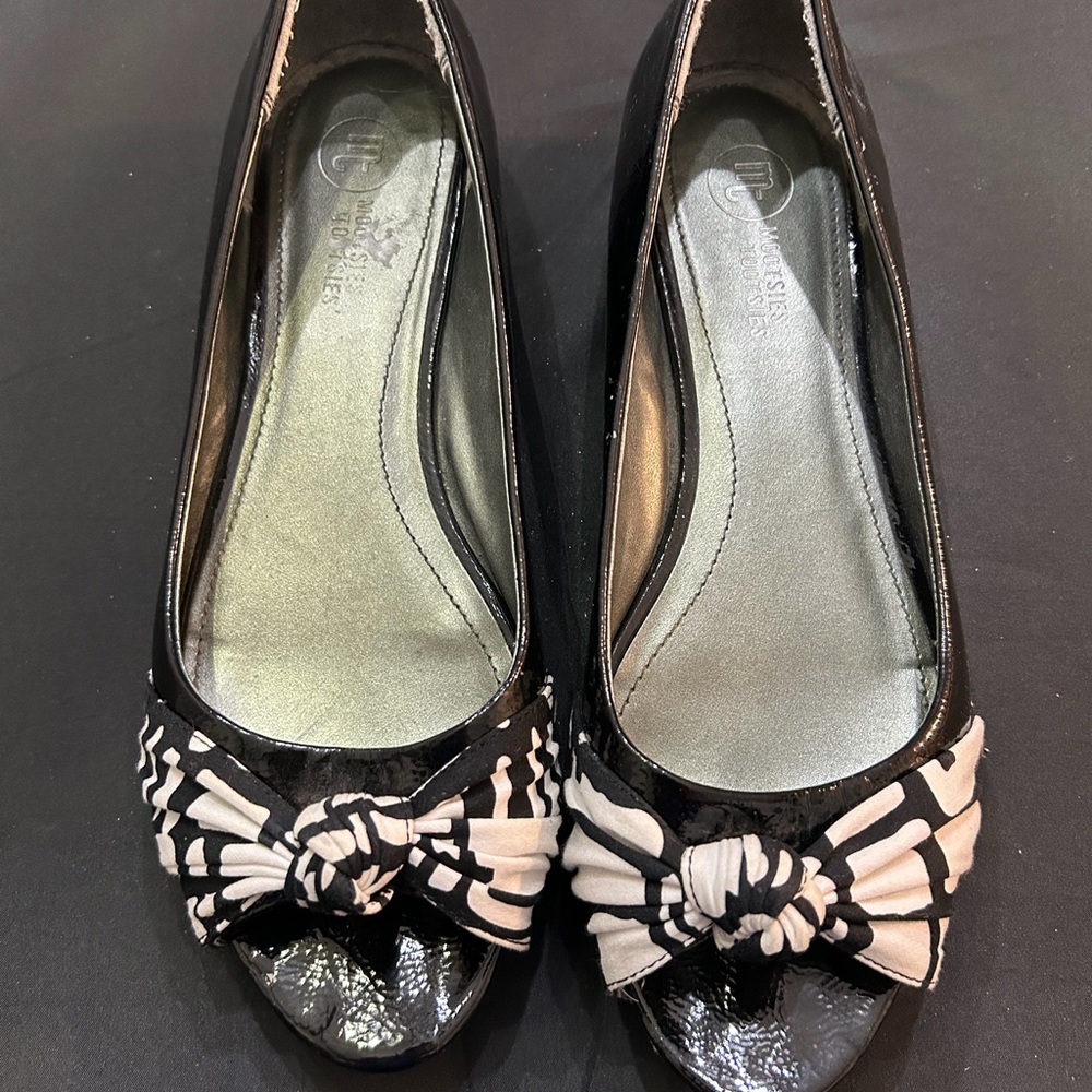 Woman's Mootsies Tootsies Open-Toe Bow Flats, Black & White, 10M, Gently Used